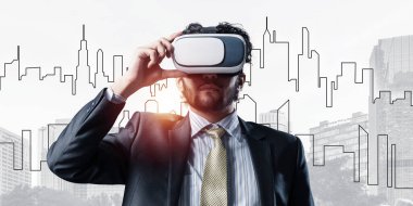 İşadamı cityscape arka plan karşı sanal kask içinde çift pozlama