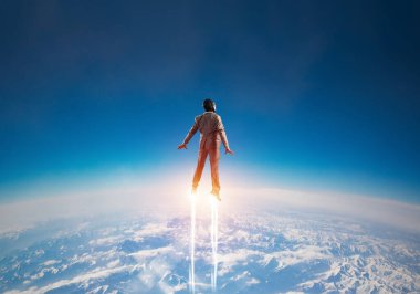 Mavi gökyüzünde süper kahraman olarak uçan takım elbiseli ve havacı şapkalı bir iş adamı. Şirket yöneticisinin arka planda süper kahraman olarak jet aleviyle uzaya fırlatılması. Başarılı iş kurma kavramı