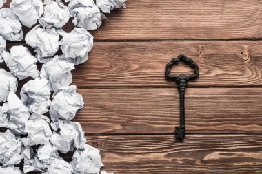 Buruşuk Kağıt ahşap masa üzerinde birçok topları arasında Vintage anahtarı