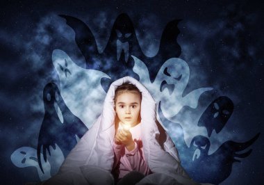 Hayali hayaletlerden battaniyenin altında saklanan el feneri olan korkmuş kız. Gece gökyüzü arka planında yatakta oturan çocuk. Pijama kaplı çocuk geceleri uyumaz. Karanlıkta gizemli hayaletler.