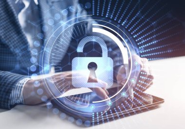 Bilgisayar güvenliği kavramı ve bilgi teknolojisi. Risk yönetimi ve siber alanın profesyonel olarak korunması. Arka planda tablet bilgisayar ile sanal asma kilit mavi hologram ve insan elleri.