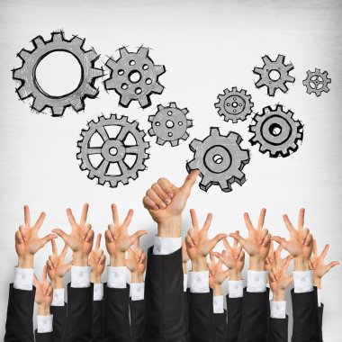 Bir grup iş adamı ahşap arka planda jestler gösteriyor.