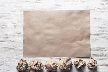 Buruşuk kahverengi kağıt levha ve kalem ahşap tablo