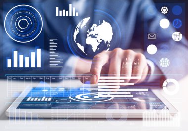 İş analitiğinde modern bilgi işlem. İşadamı el sanal ekrana dokunuyor. Çevrimiçi proje yönetimi ve iş zekası. İstatistik diyagramları görselleştirme ve finansal büyüme kavramı