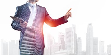 İş adamı arka plandaki boş alanı işaret ediyor. Modern şehir manzarası. Takım elbiseli ve kravatsız bir girişimci. Çifte maruz kalma iş şablonu. Başarı ve ticaret kavramı