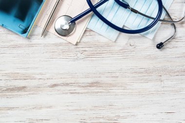 Modern hastanede tıbbi teşhisler. Röntgen, steteskop ve kardiyogramla doktor masasının üst görüntüsü. Rehabilitasyon terapisi konsepti. Profesyonel sağlık ve sağlık sigortası hizmeti