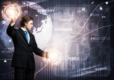 Modern kurumsal sektörde yenilik teknolojisi. İş adamı finansal analizlerle sanal arayüze dokunuyor. Dünya ekonomisi eğilimleri kavramı. Eski pazar istatistikleri ve çevrimiçi hisse senedi ticareti.