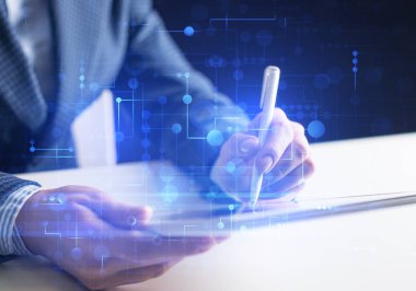 Proje yönetimi ve internet araştırma süreci. Tablet bilgisayar kullanarak iş elbisesi giyen adam. Daire elemanları ile sanal geometrik grafikler. Parlayan dijital hologramlı fütüristik arayüz