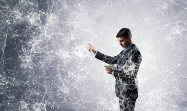 Soyut ağ bileşimine işaret eden yakışıklı bir yönetici. Beyaz arka planda takım elbiseli bir adam. Sanal ağ ile karışık ortam. Profesyonel iş yardımı, finansal bakım desteği