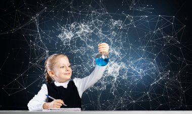 Küçük bilim adamı kız deney tüpünü kimyasal reaktörle inceliyor. Okulda araştırma ve eğitim. Liseli kız kimya dersinde deney yapıyor. Koyu mavi pleksus arka planında okul kıyafeti giyen bir öğrenci.