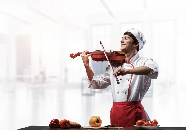 Jovem Chef Masculino Com Violino Perto Mesa Cozinhar Com Legumes — Fotografia de Stock