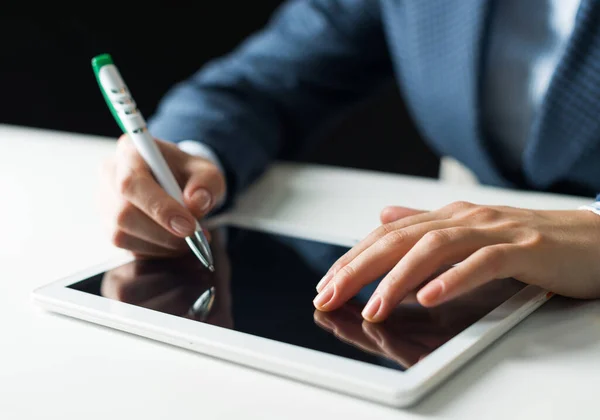 Hombre Traje Negocios Usando Tableta Primer Plano Las Manos Masculinas — Foto de Stock