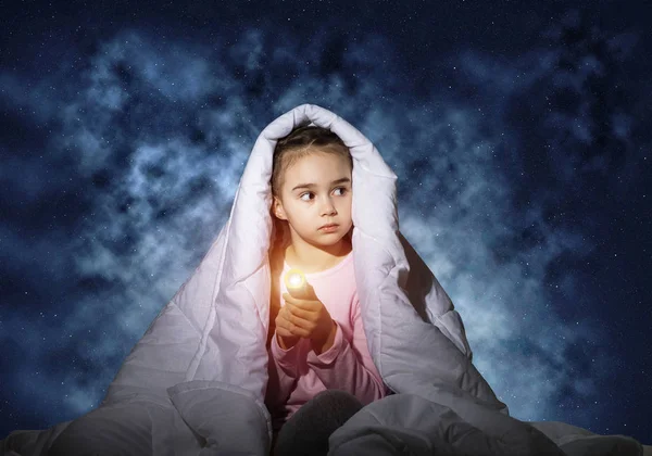 Rémült Lány Zseblámpa Bujkál Alatt Takaró Ijedt Gyerek Feküdt Ágyában — Stock Fotó