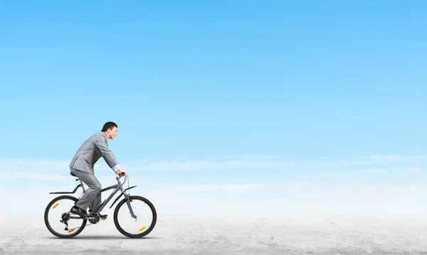 Geschäftsmann Der Mit Dem Fahrrad Zur Arbeit Pendelt Mann Businessanzug — Stockfoto