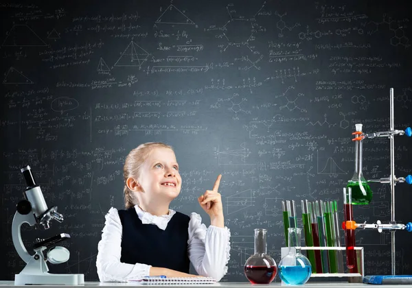 Meisjeswetenschapper Zit Aan Een Bureau Lagere Natuurkunde Klas Onderzoek Onderwijs — Stockfoto
