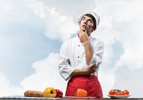 Joven Chef Pie Con Los Brazos Cruzados Mirando Hacia Arriba —  Fotos de Stock