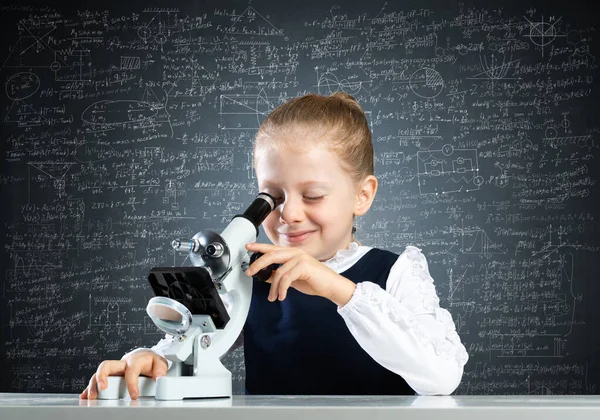 Pequeña Científica Mirando Través Del Microscopio Aula Lección Investigación Descubrimiento — Foto de Stock