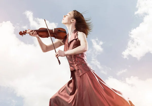 Молодая Привлекательная Девушка Играет Скрипке Над Голубым Небом Облаком — стоковое фото