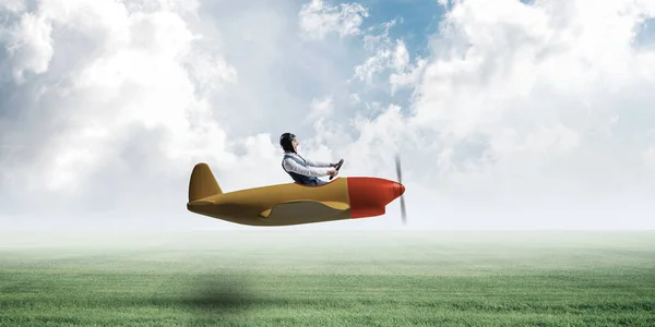Happy Aviator Kör Liten Propeller Plan Bakgrund Naturlandskapet Man Flygplan — Stockfoto