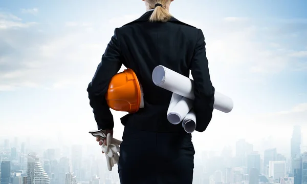 Arquitecta Pie Con Planos Técnicos Casco Seguridad Las Manos Vista — Foto de Stock