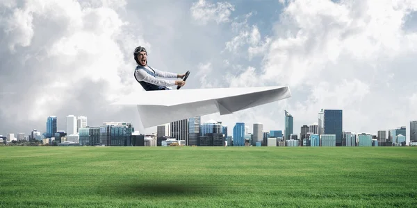 Jonge Piloot Zittend Grote Papieren Vliegtuig Moderne Stedelijke Architectuur Met — Stockfoto
