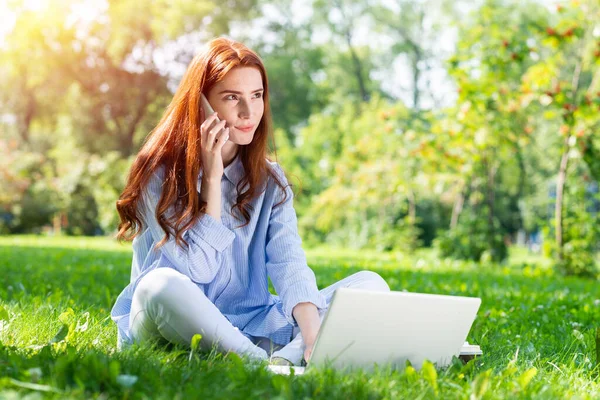 Genç Kızıl Saçlı Kadın Yeşil Çimlerde Dizüstü Bilgisayarla Oturuyor Güneşli — Stok fotoğraf