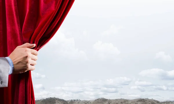 Τσιμεντένιο τοίχος πίσω από τις κουρτίνες και το άνοιγμα του χεριού —  Φωτογραφία © Khakimullin #282194694