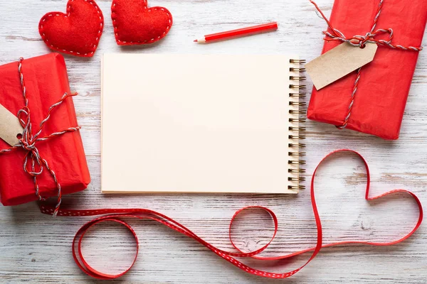 바닥에 상자가 있는우아 있었다 스케치북을 빈티지 탁자에 놓습니다 발렌타인데이 낭만적 — 스톡 사진