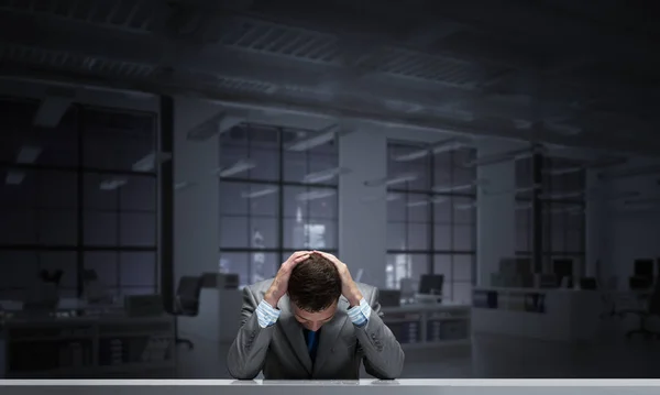 Frustrierter Mann Sitzt Mit Den Händen Auf Dem Kopf Schreibtisch — Stockfoto