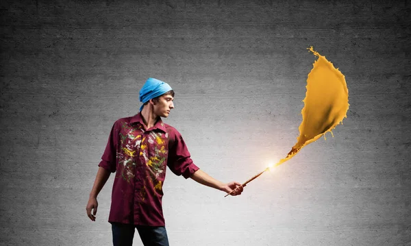 Jovem Artista Pintando Pincel Laranja Pintor Masculino Camisa Suja Bandana — Fotografia de Stock