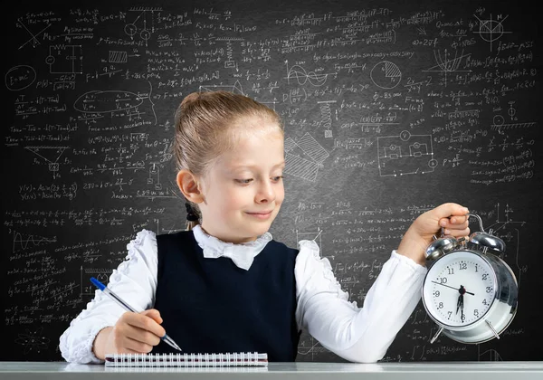 Niña Sonriente Sosteniendo Despertador Hora Estudiar Volver Concepto Escolar Feliz — Foto de Stock