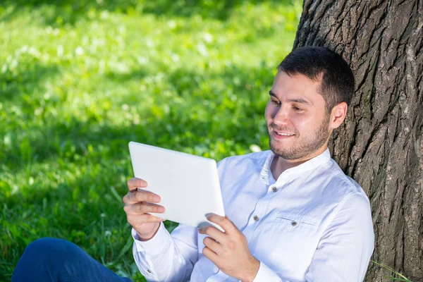 Homem Usando Computador Tablet Debaixo Árvore Parque Dia Ensolarado Tipo — Fotografia de Stock