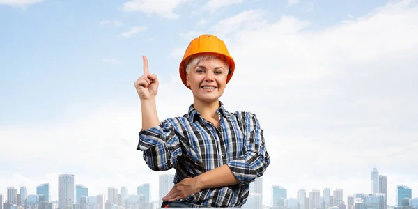 Hermosa Mujer Constructora Hardhat Con Dedo Apuntando Hacia Arriba Retrato — Foto de Stock