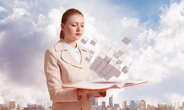 Mujer Joven Sosteniendo Cuaderno Abierto Con Cubos Abstractos Voladores Concepto — Foto de Stock