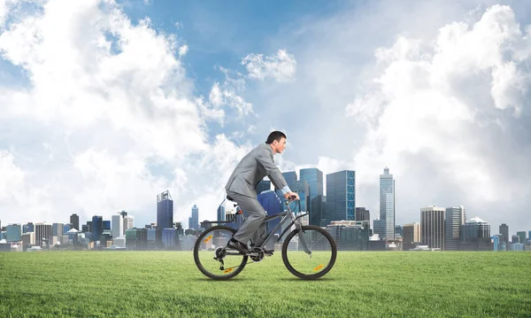 Vista Laterale Uomo Affari Bicicletta Sul Campo Verde Uomo Giacca — Foto Stock