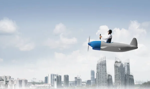 Empresário Chapéu Aviador Óculos Dirigindo Avião Hélice Acima Centro Cidade — Fotografia de Stock