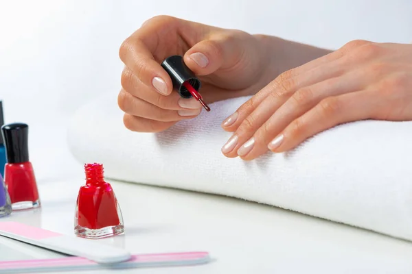 Donna Dandosi Manicure Elegante Casa Primo Piano Bella Mano Femminile — Foto Stock