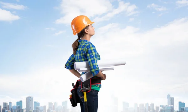 Vrouwelijke Ingenieur Hardhat Stand Met Technische Blauwdrukken Zijaanzicht Van Vrouwelijke — Stockfoto