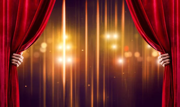 ステージのビジネスマン手開いて赤いベルベットのカーテンのクローズ アップ — ストック写真