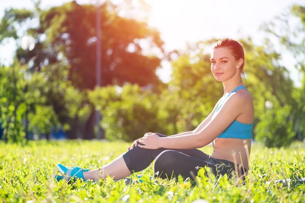 Bella Ragazza Sorridente Activewear Rilassarsi Nel Parco All Alba Ritratto — Foto Stock