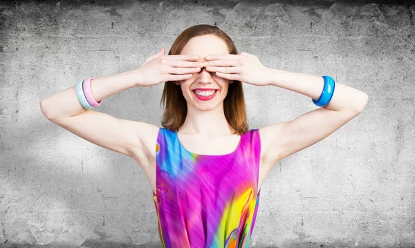 Rousse Belle Femme Avec Les Mains Couvrant Les Yeux Élégante — Photo