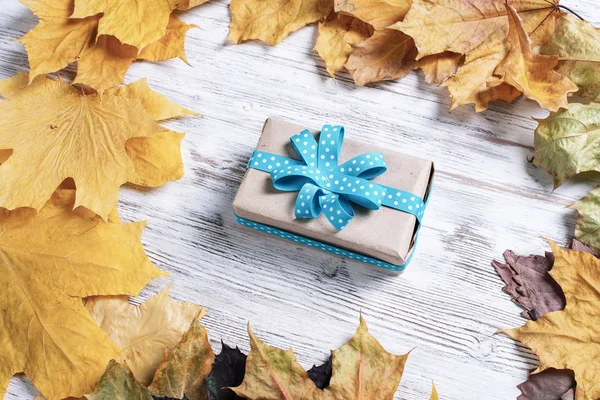 Flach Lag Herbstkomposition Mit Geschenkbox Und Gelben Herbstblättern Feiertagsgeschenk Dekorierte — Stockfoto