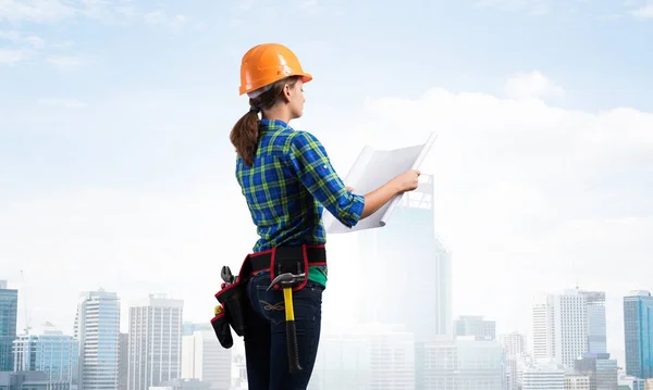 Vrouwelijke Ingenieur Hardhat Met Technische Blauwdruk Zijaanzicht Van Vrouwelijke Architect — Stockfoto