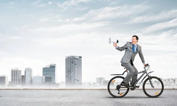 Geschäftsmann Mit Megafon Der Hand Auf Dem Fahrrad Promotion Und — Stockfoto