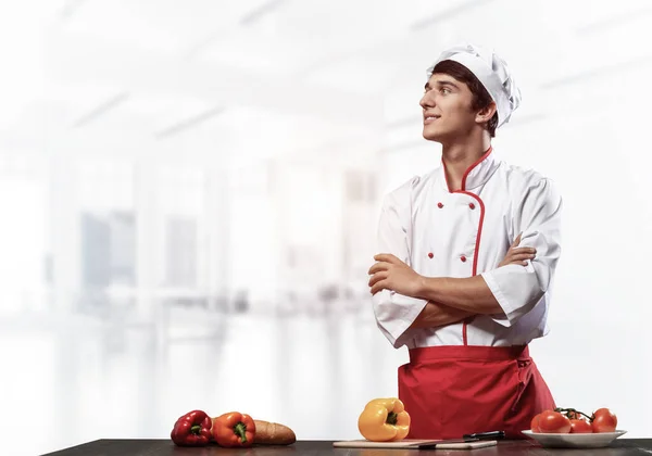 Joven Chef Pie Con Los Brazos Cruzados Cerca Mesa Cocina — Foto de Stock