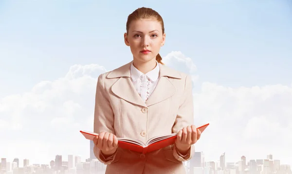 Mulher Atraente Segurando Caderno Aberto Fundo Paisagem Urbana Céu Azul — Fotografia de Stock