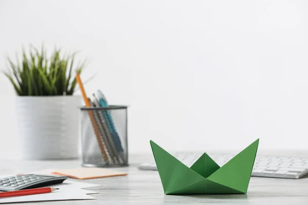 Escritório Madeira Com Barco Origami Verde Investimento Individual Economia Dinheiro — Fotografia de Stock