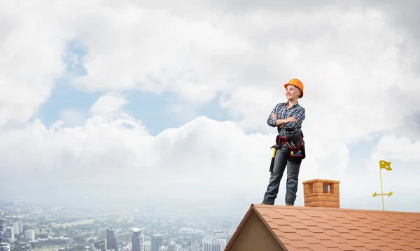 Atractiva Trabajadora Construcción Hardhat Pie Con Los Brazos Cruzados Mujer — Foto de Stock