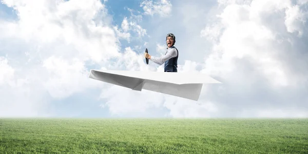 Szczęśliwy Aviator Jazdy Mały Papier Samolot Tle Krajobrazu Naturalnego Człowiek — Zdjęcie stockowe