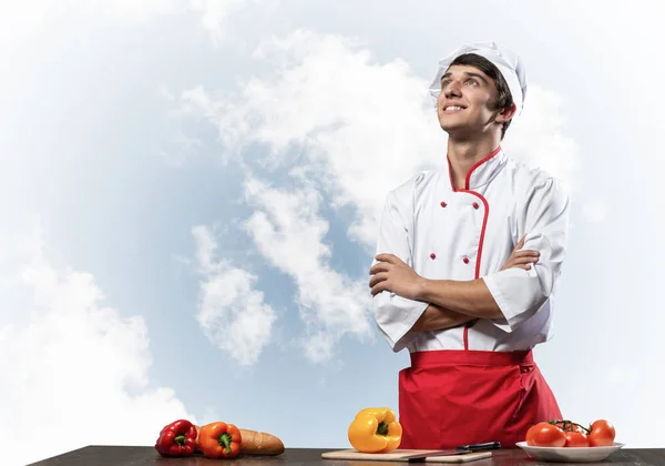 Joven Chef Pie Con Los Brazos Cruzados Cerca Mesa Cocina — Foto de Stock